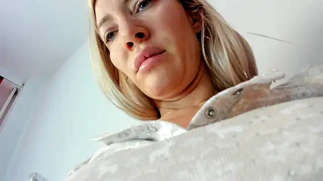 Snapshot of suuzykiss chatting on 02-11-25, 05:58 suuzykiss online show from 02-11-25, 05:58