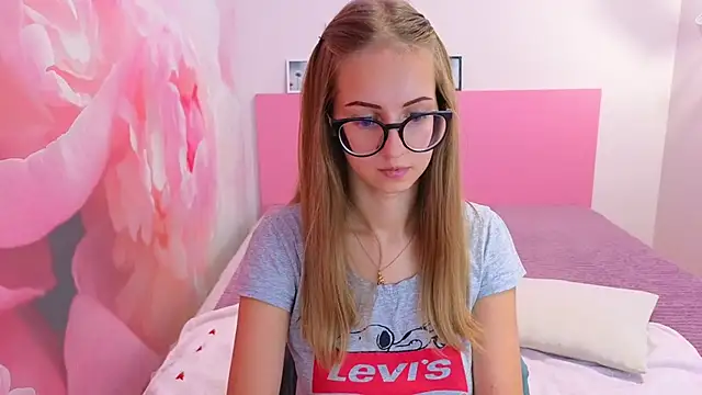 AliceAdams online show from 09-22-25, 06:15