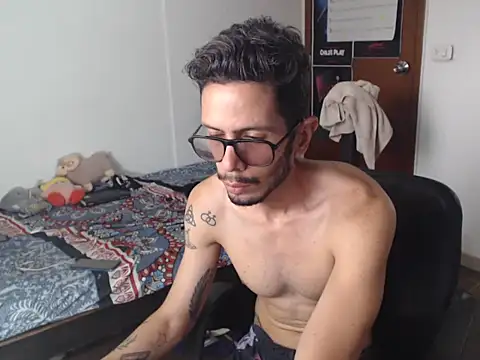Snapshot of alisterxxx chatting on 05-25-26, 03:18 alisterxxx online show from 05-25-26, 03:18
