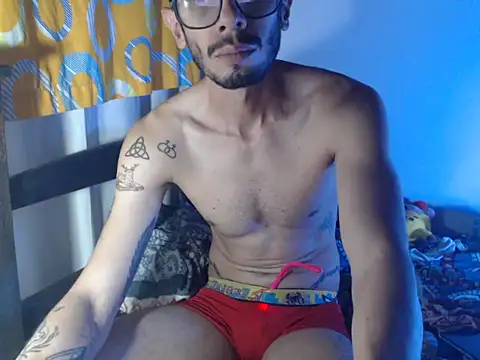 Snapshot of alisterxxx chatting on 05-28-26, 02:42 alisterxxx online show from 05-28-26, 02:42