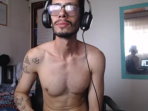 Snapshot of alisterxxx chatting on 05-28-26, 04:04 alisterxxx online show from 05-28-26, 04:04