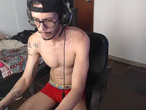 Snapshot of alisterxxx chatting on 05-29-26, 06:06 alisterxxx online show from 05-29-26, 06:06
