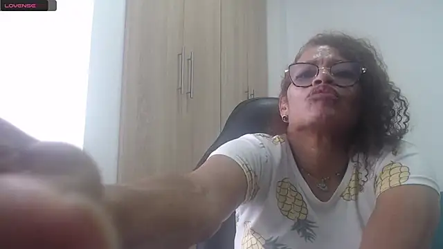 Snapshot of BustyMilf_ chatting on 01-28-25, 04:30 BustyMilf online show from 01-28-25, 04:30