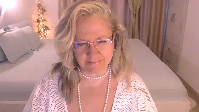 Snapshot of Raisshy chatting on 10-15-25, 04:56 Raisshy online show from 10-15-25, 04:56