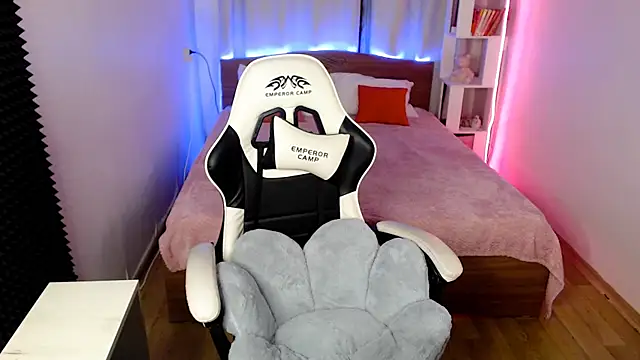 Snapshot of Kira_honeyy chatting on 01-22-25, 12:06 Kira honeyy online show from 01-22-25, 12:06