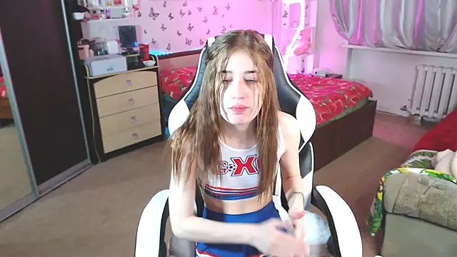 Snapshot of Kira_honeyy chatting on 01-29-25, 04:58 Kira honeyy online show from 01-29-25, 04:58