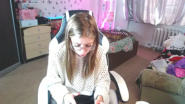 Snapshot of Kira_honeyy chatting on 03-06-25, 04:41 Kira honeyy online show from 03-06-25, 04:41