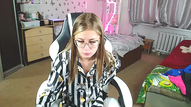 Snapshot of Kira_honeyy chatting on 03-22-25, 06:11 Kira honeyy online show from 03-22-25, 06:11