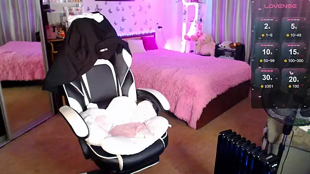 Snapshot of Kira_honeyy chatting on 09-13-25, 08:14 Kira honeyy online show from 09-13-25, 08:14