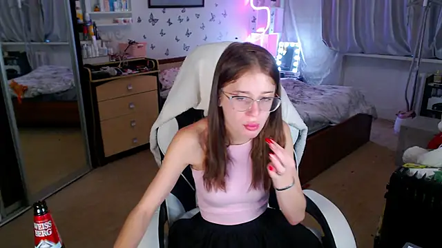 Snapshot of Kira_honeyy chatting on 10-08-25, 06:00 Kira honeyy online show from 10-08-25, 06:00