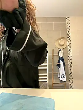 Snapshot of Clara-xoxo chatting on 01-08-26, 08:49 Clara-xoxo online show from 01-08-26, 08:49