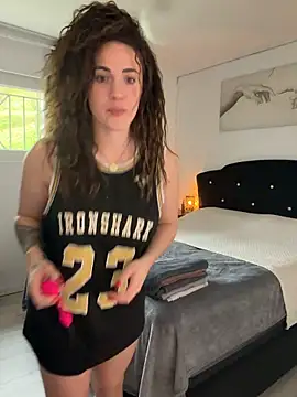 Snapshot of Clara-xoxo chatting on 02-13-26, 11:06 Clara-xoxo online show from 02-13-26, 11:06