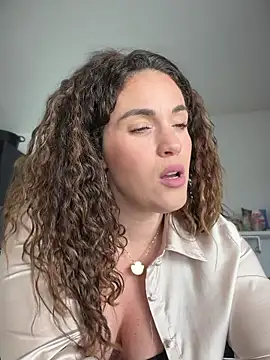 Snapshot of Clara-xoxo chatting on 02-18-26, 01:40 Clara-xoxo online show from 02-18-26, 01:40