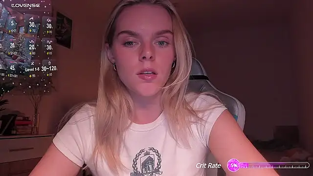 Snapshot of CharliSweet chatting on 12-19-24, 04:24 CharliSweet online show from 12-19-24, 04:24