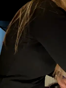 Snapshot of Etwas_neugierig chatting on 10-27-25, 04:11 Etwas neugierig online show from 10-27-25, 04:11