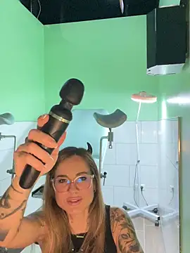 Snapshot of Etwas_neugierig chatting on 02-16-26, 07:43 Etwas neugierig online show from 02-16-26, 07:43