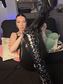 Snapshot of Trixie-Tainted chatting on 10-27-25, 04:11 Trixie-Tainted online show from 10-27-25, 04:11