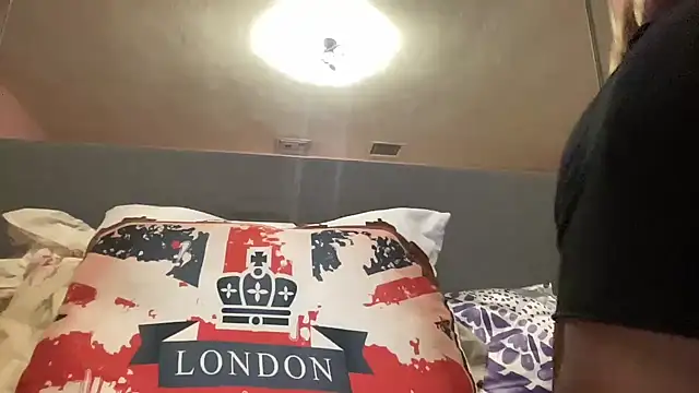 Snapshot of Creamesensation chatting on 02-09-25, 03:01 Creamesensation online show from 02-09-25, 03:01