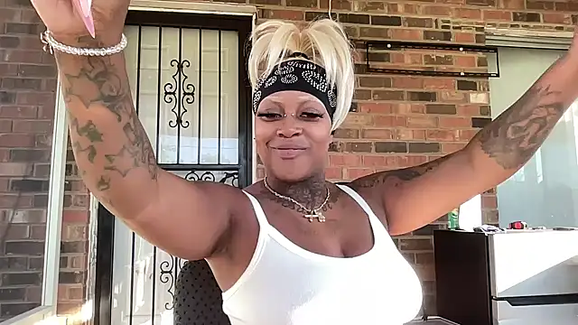 Snapshot of Creamesensation chatting on 10-10-25, 01:43 Creamesensation online show from 10-10-25, 01:43