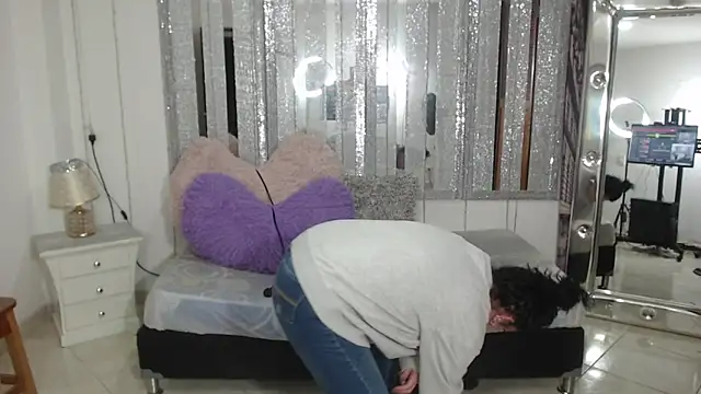 Snapshot of mijal_queen chatting on 02-15-25, 12:01 mijal queen online show from 02-15-25, 12:01
