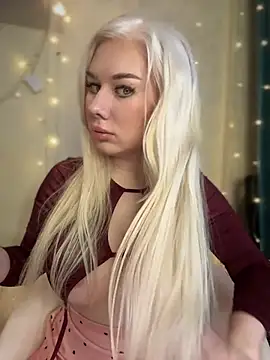 Snapshot of LaraHollywood chatting on 01-27-25, 03:26 LaraHollywood online show from 01-27-25, 03:26