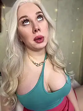 Snapshot of LaraHollywood chatting on 02-19-25, 03:06 LaraHollywood online show from 02-19-25, 03:06