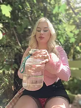 Snapshot of LaraHollywood chatting on 09-22-25, 06:26 LaraHollywood online show from 09-22-25, 06:26