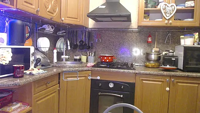 Snapshot of LizaCakes chatting on 01-04-25, 06:51 LizaCakes online show from 01-04-25, 06:51