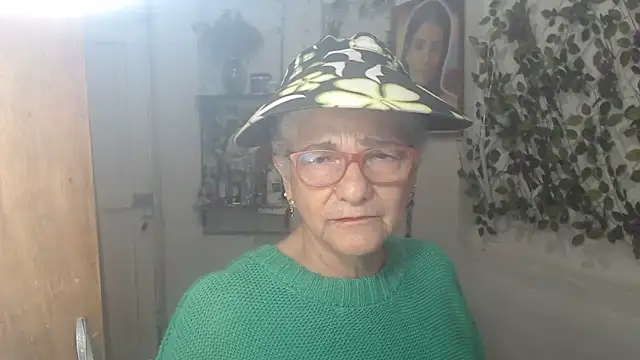 FunnyGrandma online show from 06-04-26, 10:38