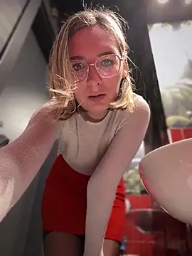 Snapshot of The_Snowwhitee chatting on 12-20-24, 09:11 The Snowwhitee online show from 12-20-24, 09:11