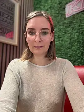 Snapshot of The_Snowwhitee chatting on 12-20-24, 07:17 The Snowwhitee online show from 12-20-24, 07:17