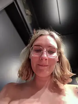 Snapshot of The_Snowwhitee chatting on 12-20-24, 10:22 The Snowwhitee online show from 12-20-24, 10:22