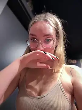 Snapshot of The_Snowwhitee chatting on 01-01-25, 09:07 The Snowwhitee online show from 01-01-25, 09:07