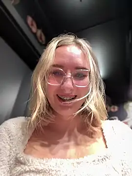 Snapshot of The_Snowwhitee chatting on 01-01-25, 07:10 The Snowwhitee online show from 01-01-25, 07:10