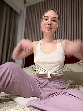 Snapshot of The_Snowwhitee chatting on 01-04-25, 04:00 The Snowwhitee online show from 01-04-25, 04:00