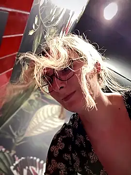 Snapshot of The_Snowwhitee chatting on 01-05-25, 09:15 The Snowwhitee online show from 01-05-25, 09:15