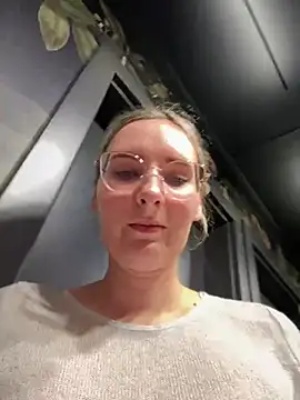 Snapshot of The_Snowwhitee chatting on 01-10-25, 07:43 The Snowwhitee online show from 01-10-25, 07:43