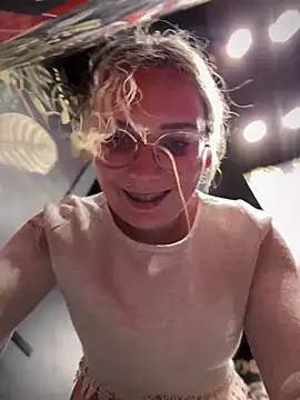 Snapshot of The_Snowwhitee chatting on 01-10-25, 10:46 The Snowwhitee online show from 01-10-25, 10:46