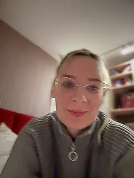 Snapshot of The_Snowwhitee chatting on 01-11-25, 04:03 The Snowwhitee online show from 01-11-25, 04:03