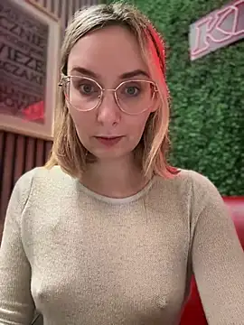 Snapshot of The_Snowwhitee chatting on 01-11-25, 09:15 The Snowwhitee online show from 01-11-25, 09:15