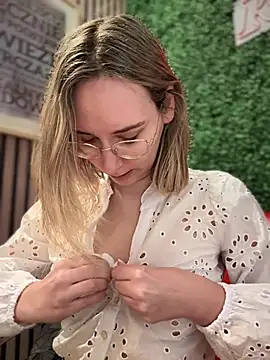 Snapshot of The_Snowwhitee chatting on 01-14-25, 09:24 The Snowwhitee online show from 01-14-25, 09:24