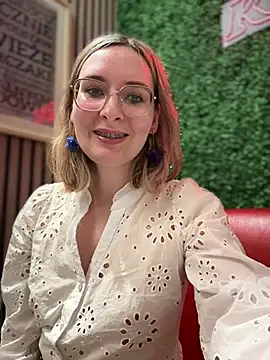 Snapshot of The_Snowwhitee chatting on 01-16-25, 07:20 The Snowwhitee online show from 01-16-25, 07:20