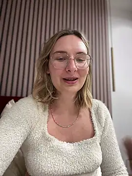 Snapshot of The_Snowwhitee chatting on 02-02-25, 05:37 The Snowwhitee online show from 02-02-25, 05:37