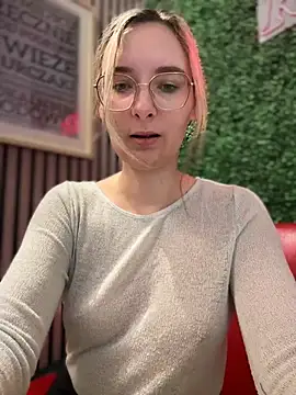 Snapshot of The_Snowwhitee chatting on 02-08-25, 09:24 The Snowwhitee online show from 02-08-25, 09:24