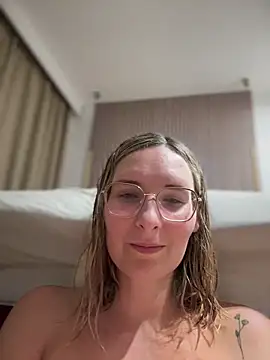 Snapshot of The_Snowwhitee chatting on 02-11-25, 06:44 The Snowwhitee online show from 02-11-25, 06:44