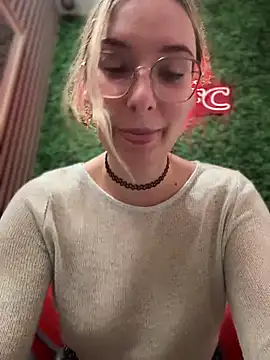 Snapshot of The_Snowwhitee chatting on 02-13-25, 10:33 The Snowwhitee online show from 02-13-25, 10:33