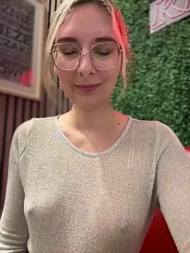 Snapshot of The_Snowwhitee chatting on 02-15-25, 09:16 The Snowwhitee online show from 02-15-25, 09:16