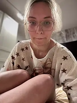 Snapshot of The_Snowwhitee chatting on 02-16-25, 05:04 The Snowwhitee online show from 02-16-25, 05:04