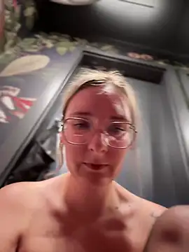 Snapshot of The_Snowwhitee chatting on 02-18-25, 10:25 The Snowwhitee online show from 02-18-25, 10:25