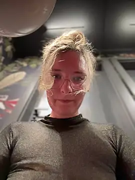 Snapshot of The_Snowwhitee chatting on 02-19-25, 10:20 The Snowwhitee online show from 02-19-25, 10:20